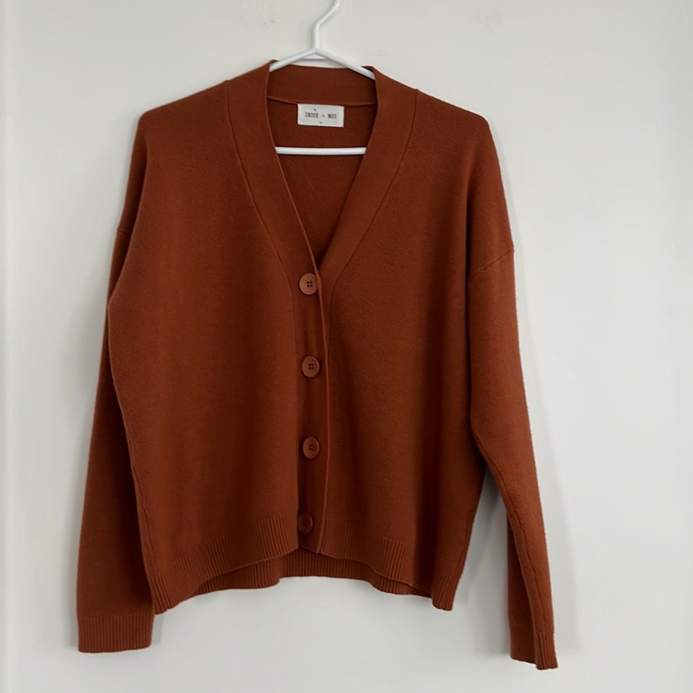 V-neck buttoned cardigan
